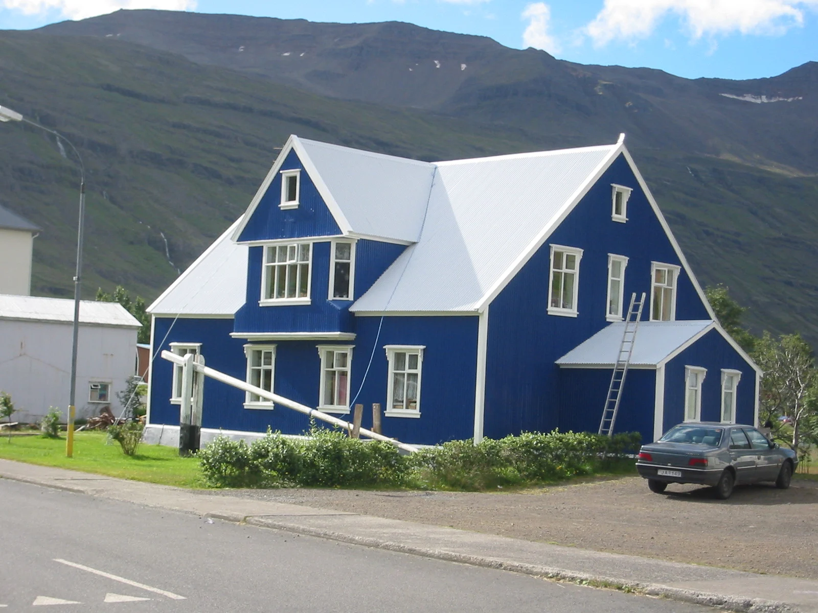 Ein norwegisches Holzhaus aus dem 19. Jahrhundert in Seyðisfjörður