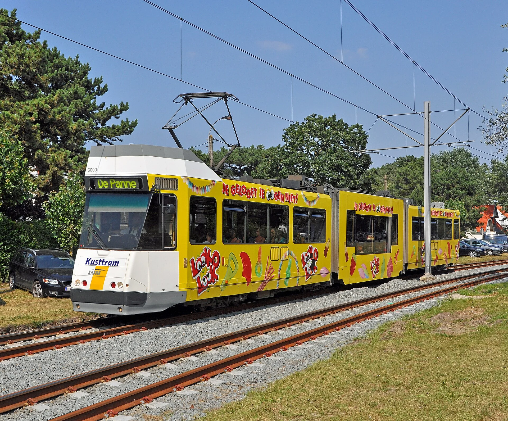 Eine gelbe Küstenstraßenbahn der Kusttram an der belgischen Küste