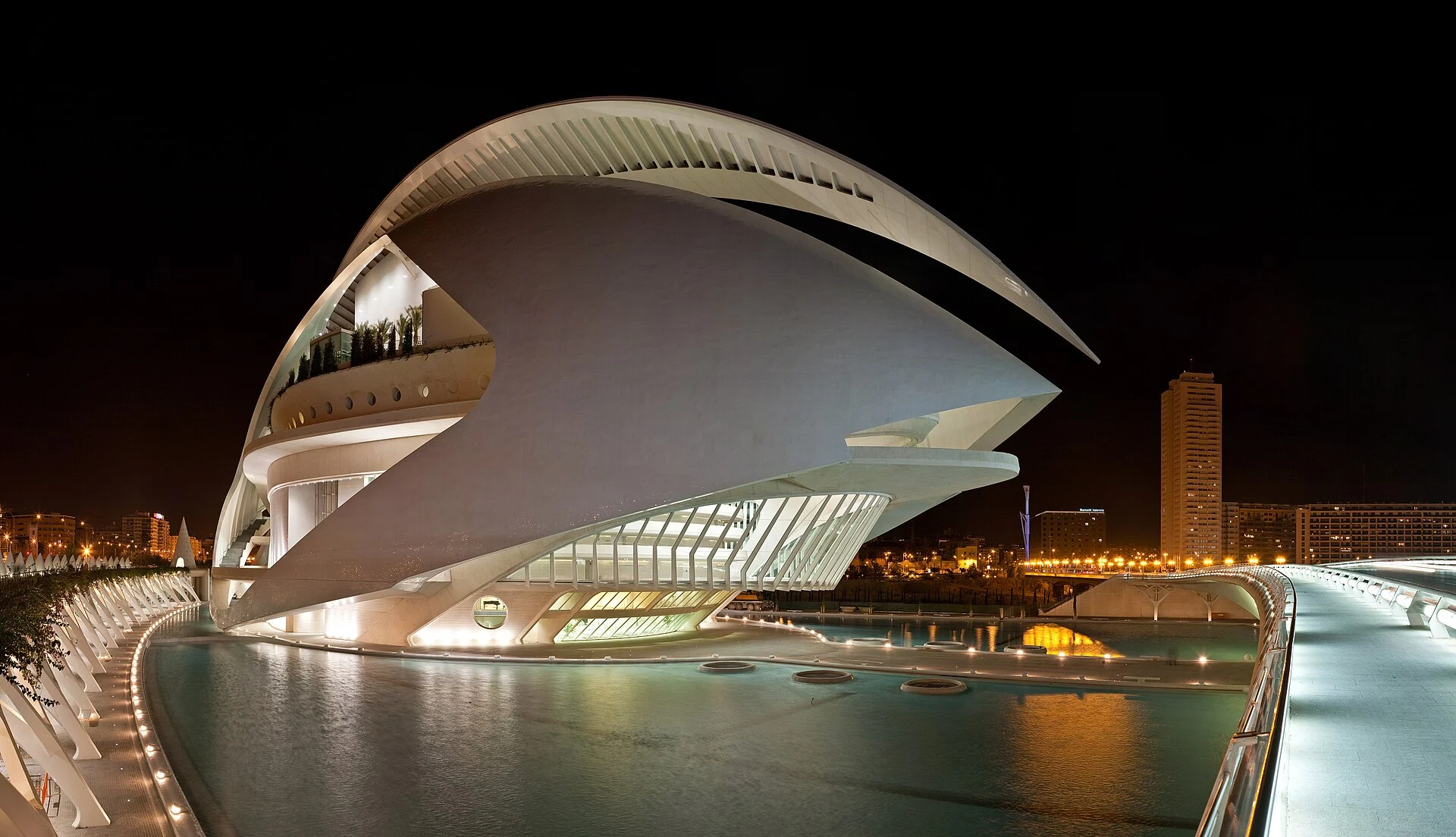 Das Opernhaus Palau de les Arts in der Stadt der Künste in Valencia bei Nacht