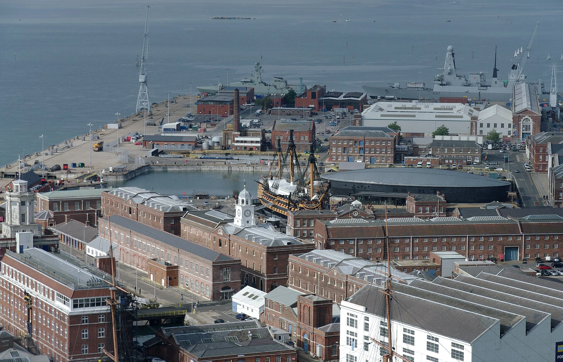 Blick über das Historic Dockyard von Portsmouth mit den Masten der HMS Victory