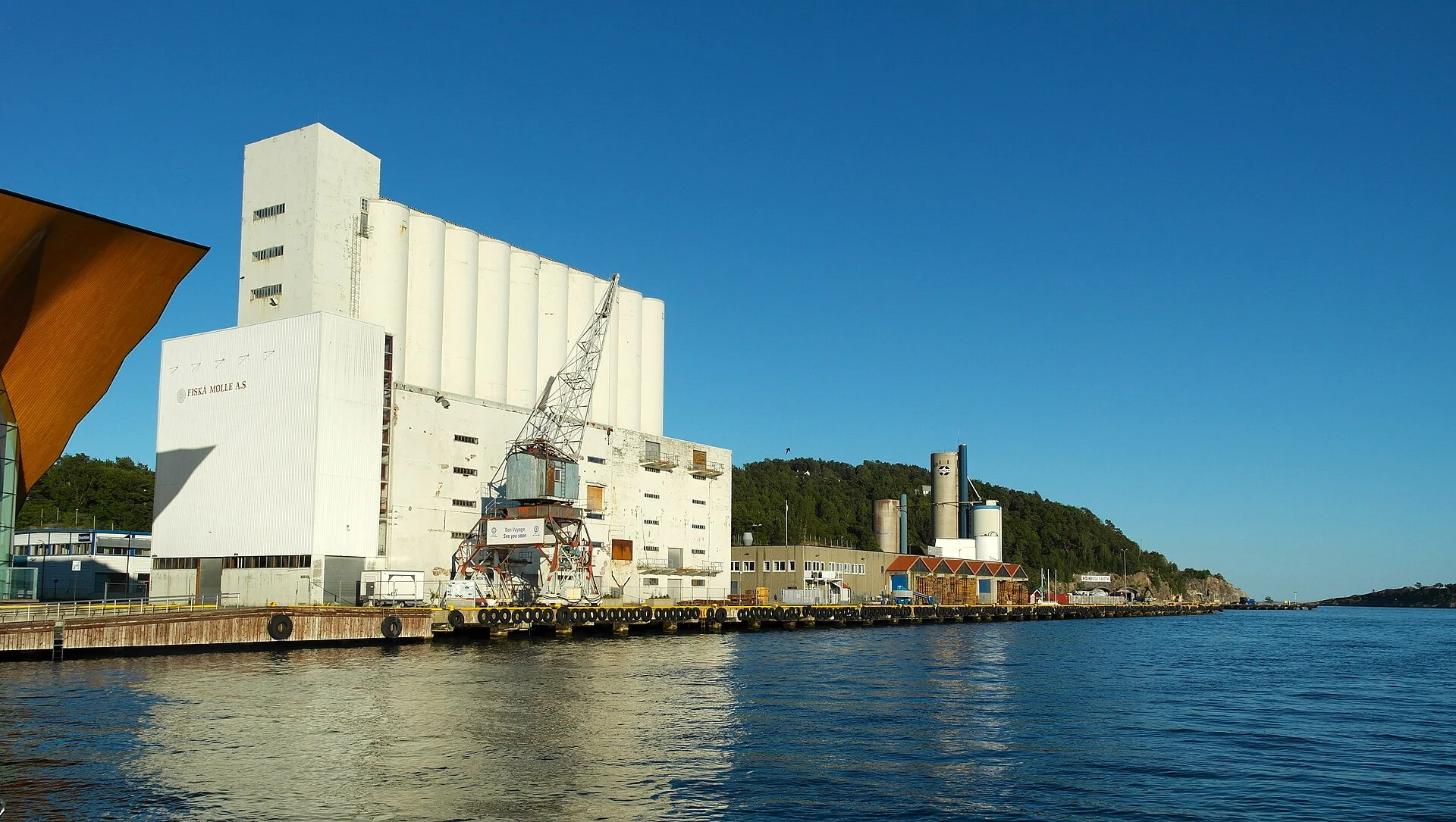 Das Silogebäude der ehemaligen Mühle am Hafen von Kristiansand, heute Kunstsilo, vom Wasser aus gesehen.