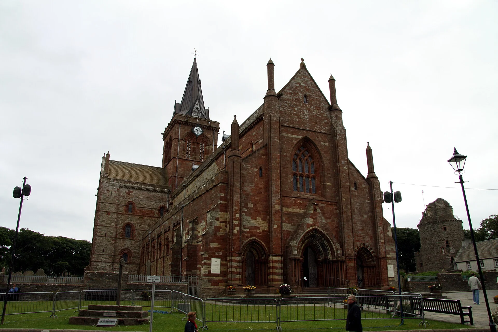 Die St.-Magnus-Kathedrale aus rotem Sandstein im Zentrum von Kirkwall auf Orkney.