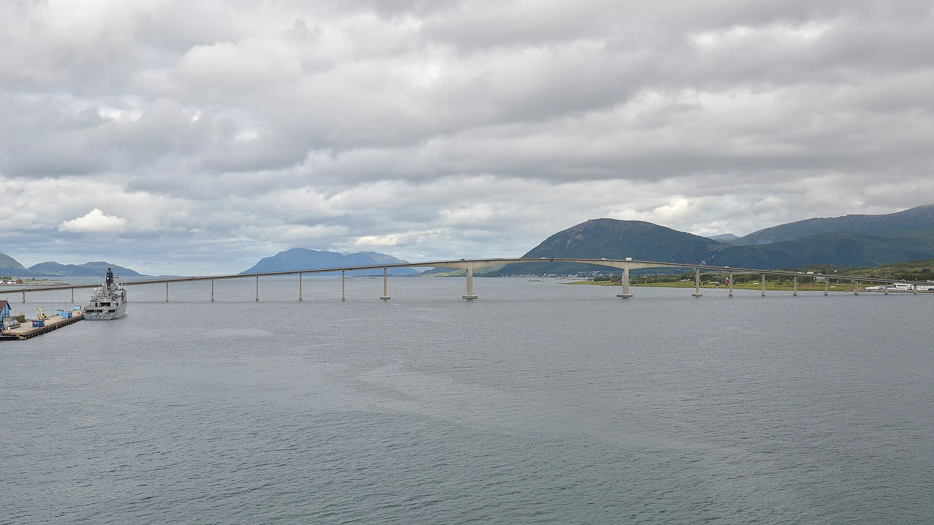 Die Sortlandbrua überspannt den Sortlandsund, gesehen vom Kai in Sortland, Norwegen.