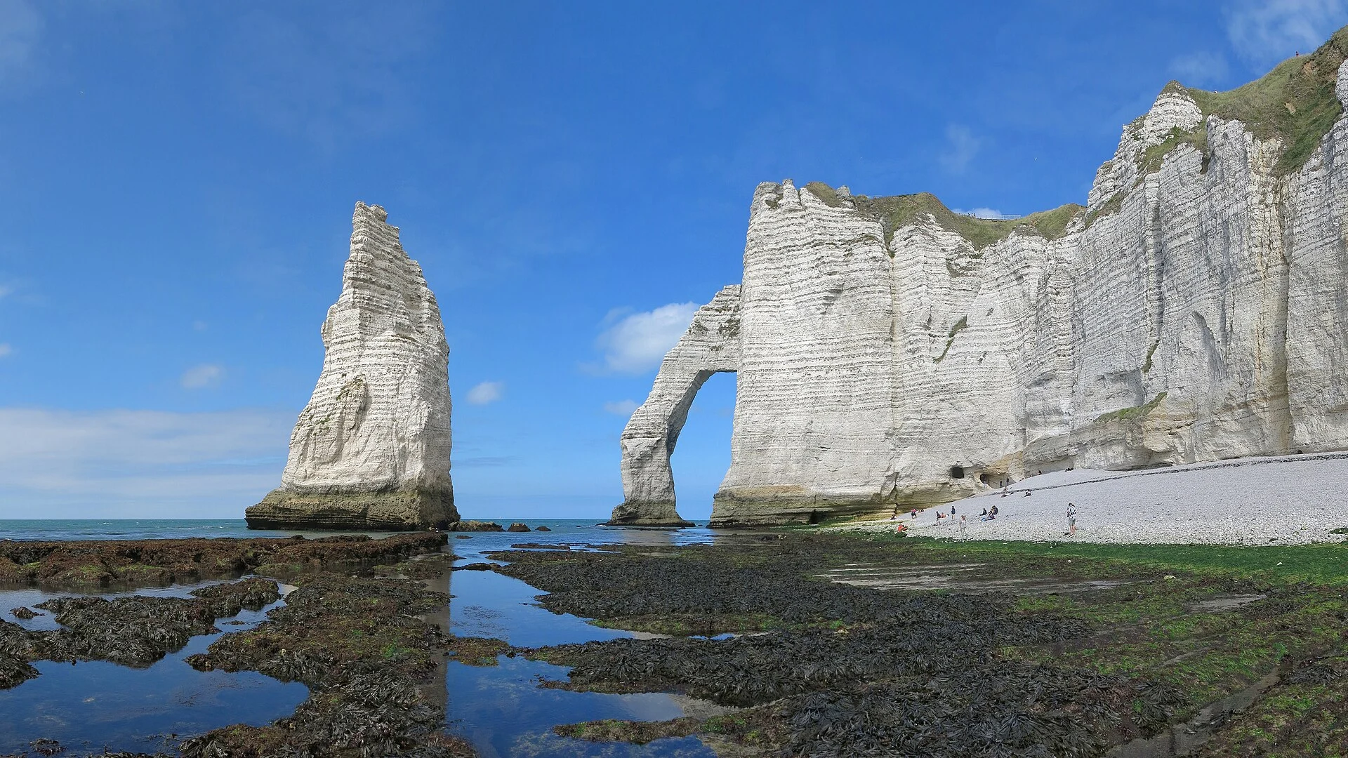 Die Felsnadel L’Aiguille und die Porte d’Aval bei Étretat