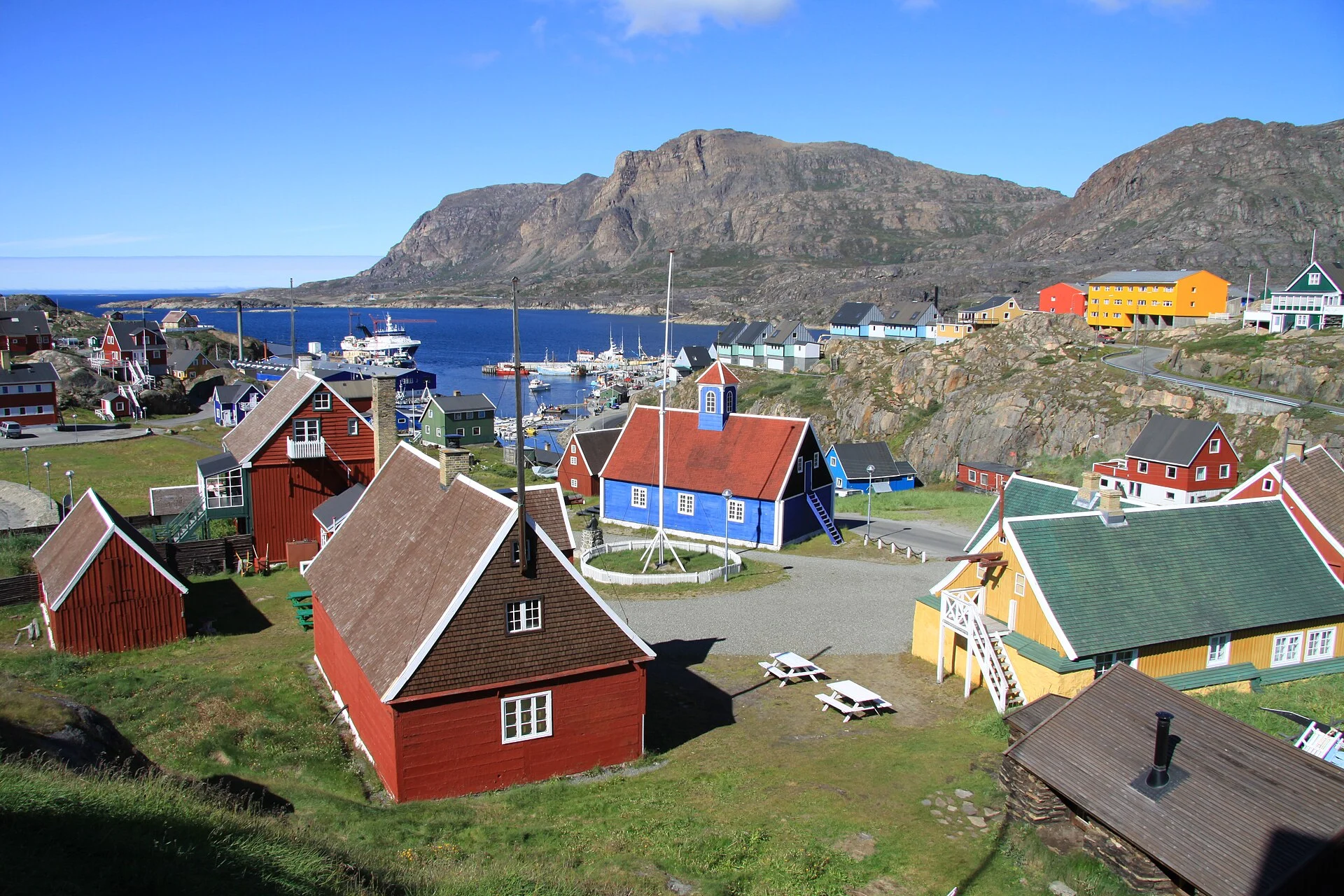 Bunte Holzhäuser von Sisimiut an der Bucht, dahinter der Hausberg