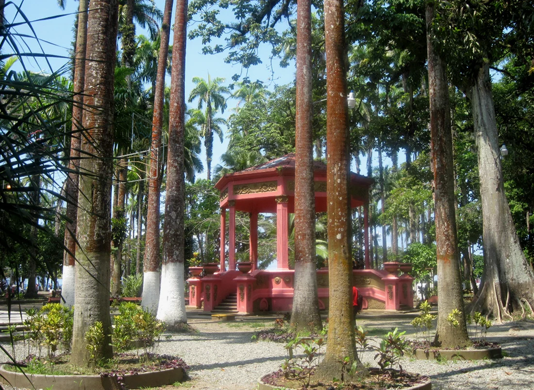 Der Pavillon im Parque Vargas zwischen hohen Palmen