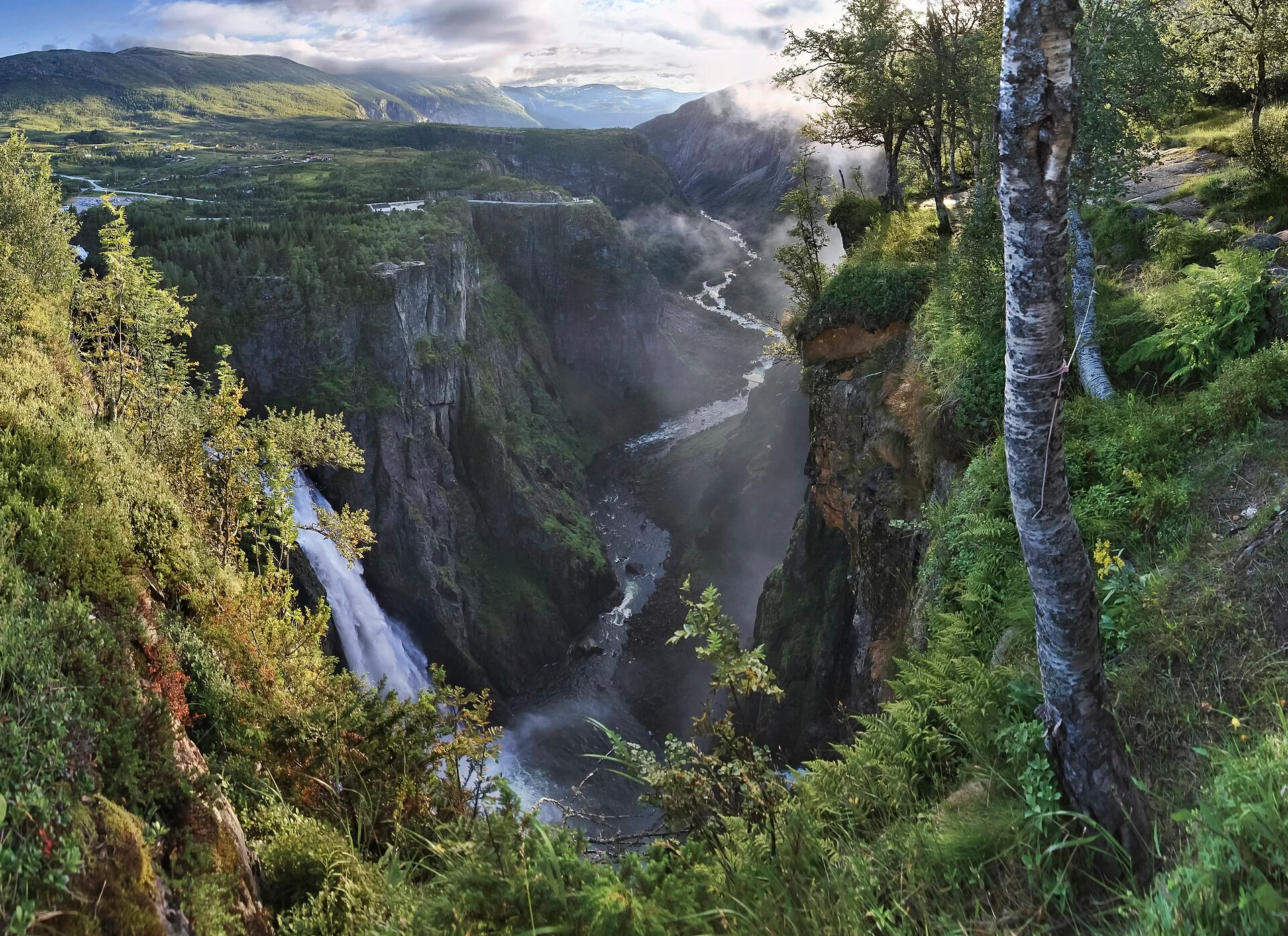 Blick vom östlichen Talende über den Vøringsfossen in die Schlucht des Måbødals bei Eidfjord, Norwegen.