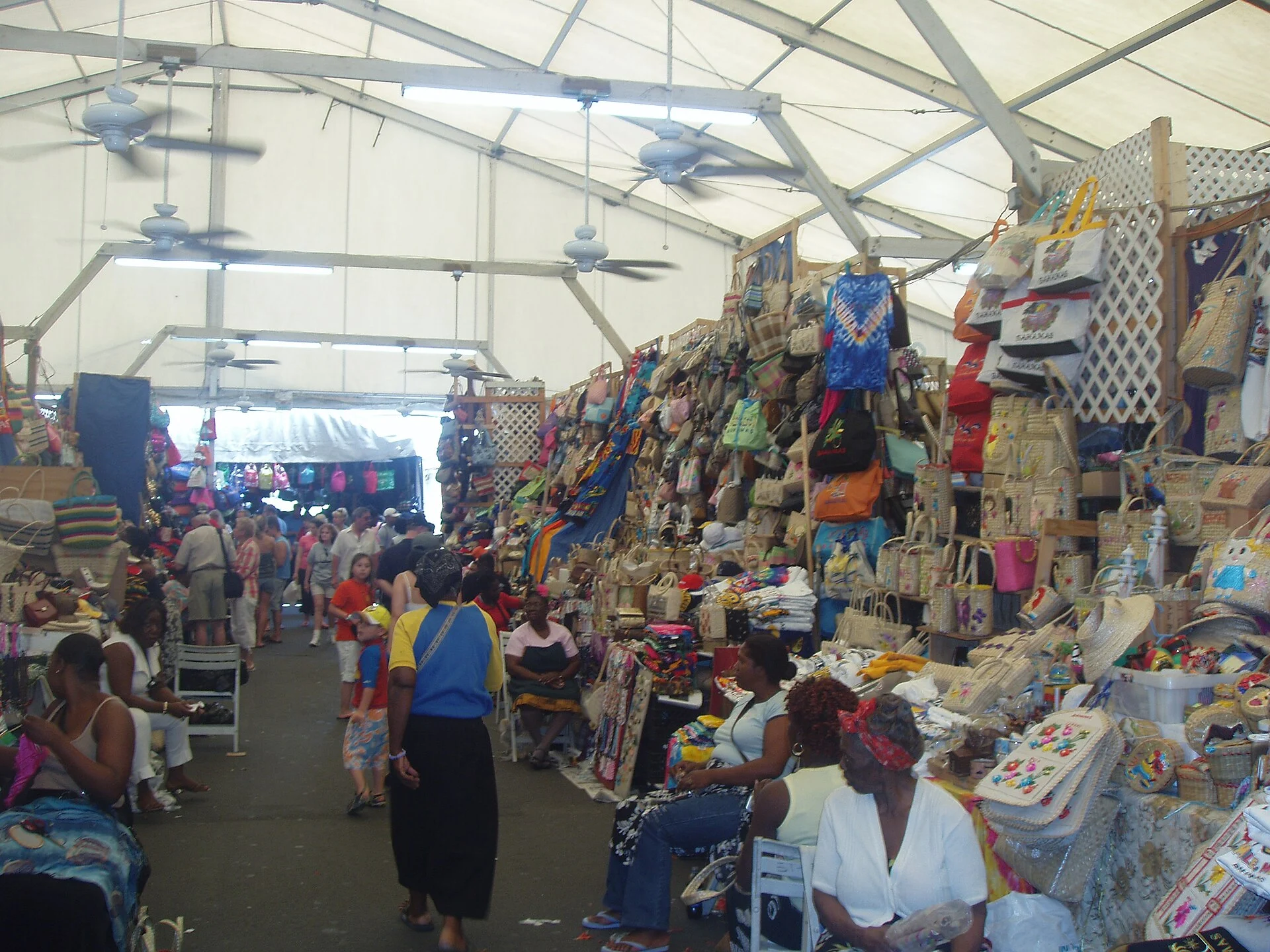 Das Innere des Straw Market in Nassau mit Ständen voller Flechtwaren