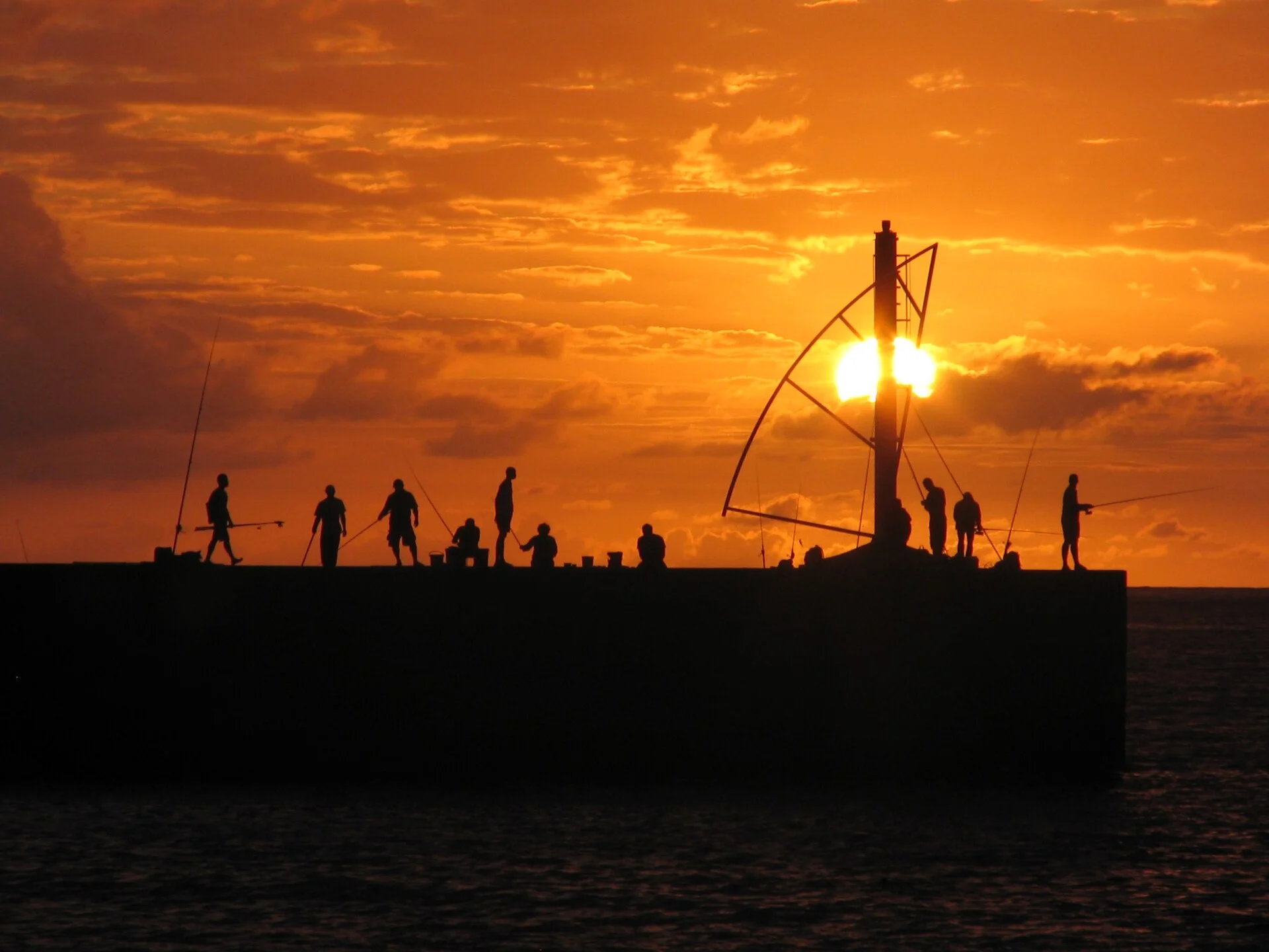 Sonnenuntergang über dem Strand von Saint-Gilles-les-Bains auf La Réunion