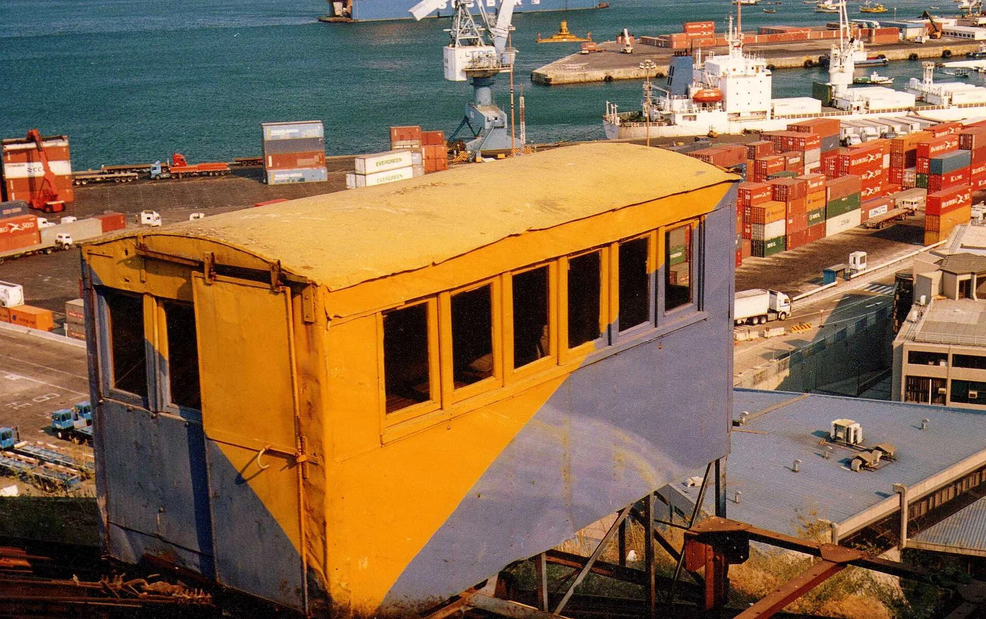 Eine historische Standseilbahn an einem Hügel in Valparaíso