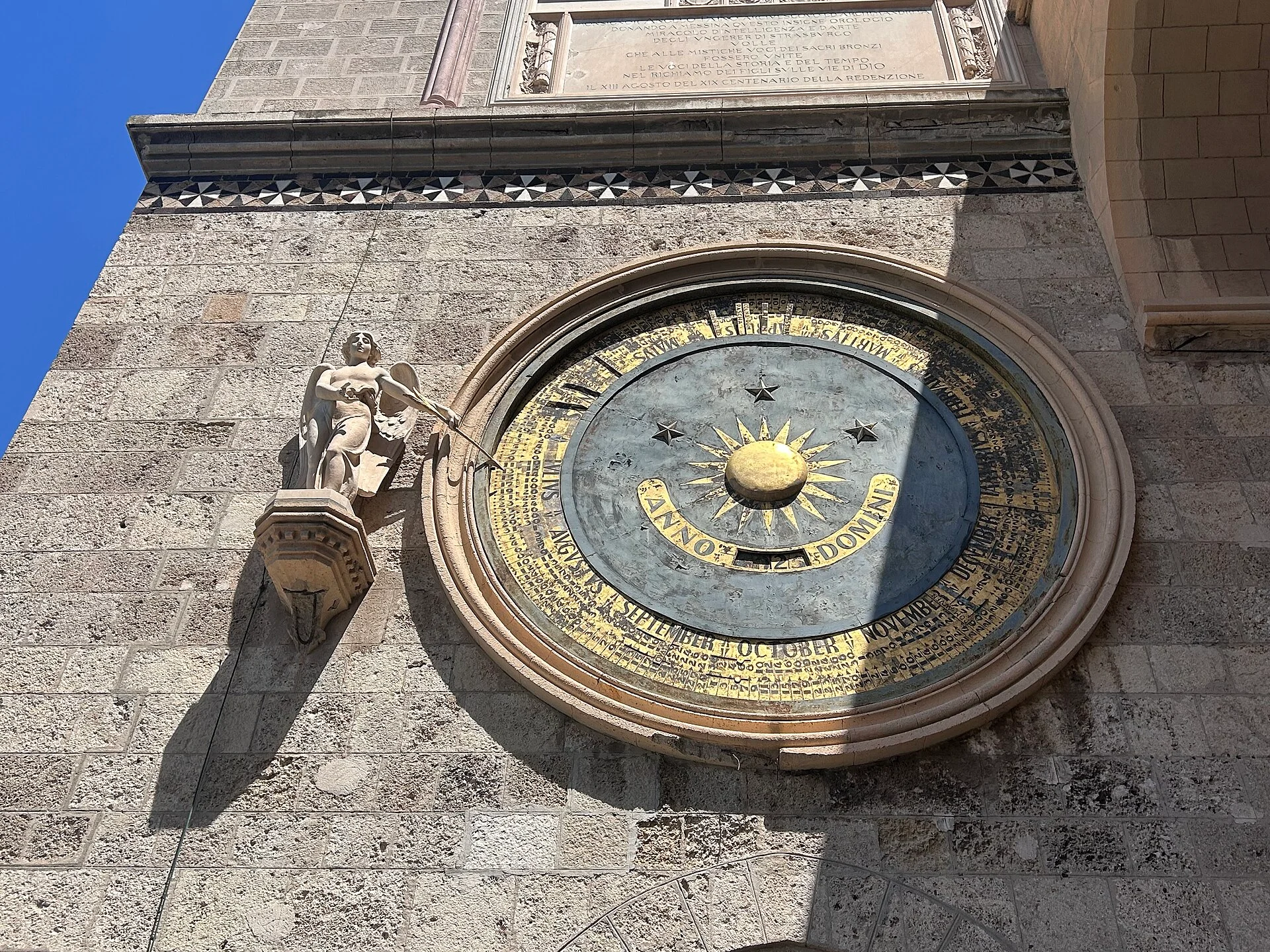 Die astronomische Uhr am Glockenturm des Doms von Messina