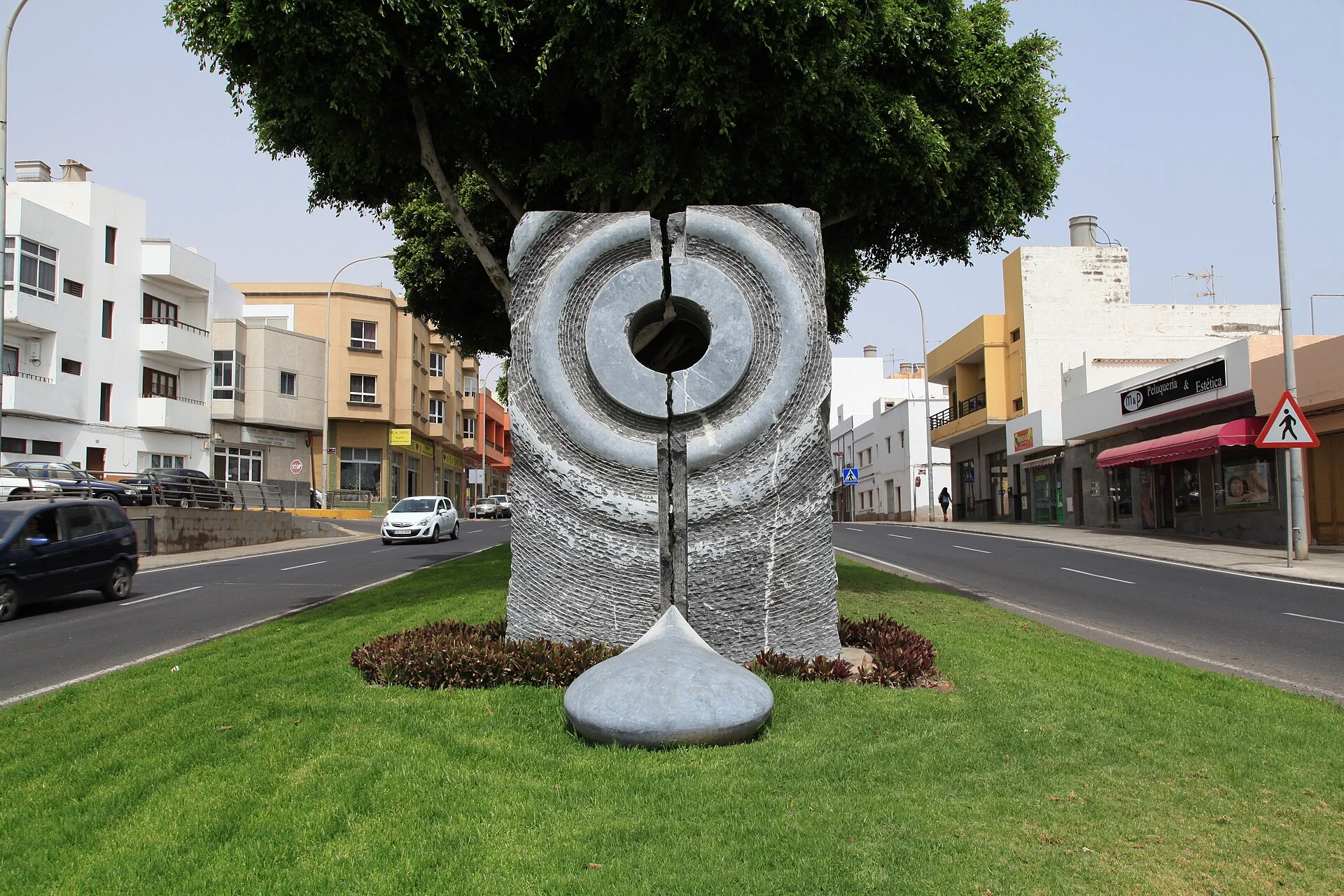 Eine Skulptur im Straßenraum von Puerto del Rosario