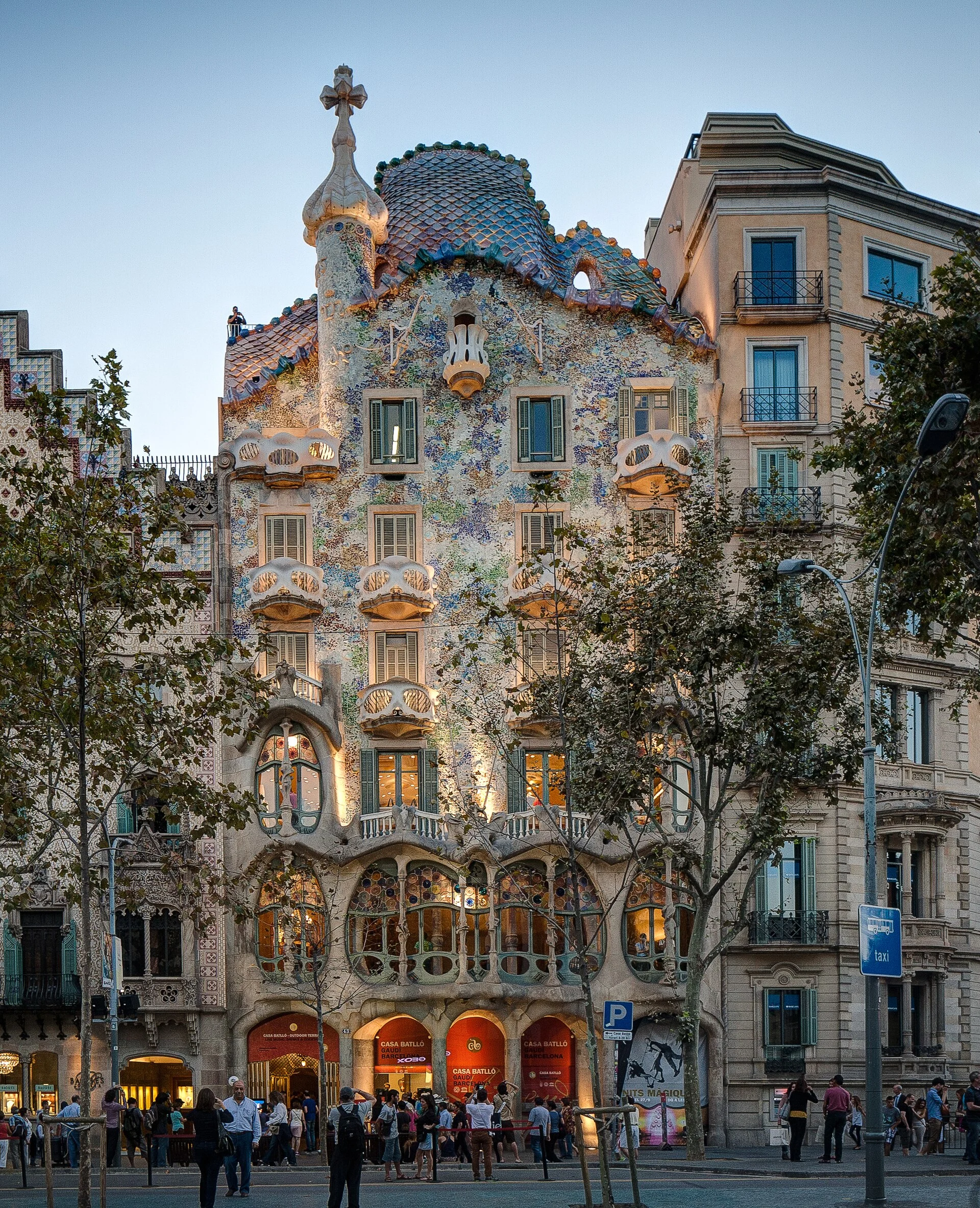Beleuchtete Fassade der Casa Batlló am Passeig de Gràcia in Barcelona in der Abenddämmerung.
