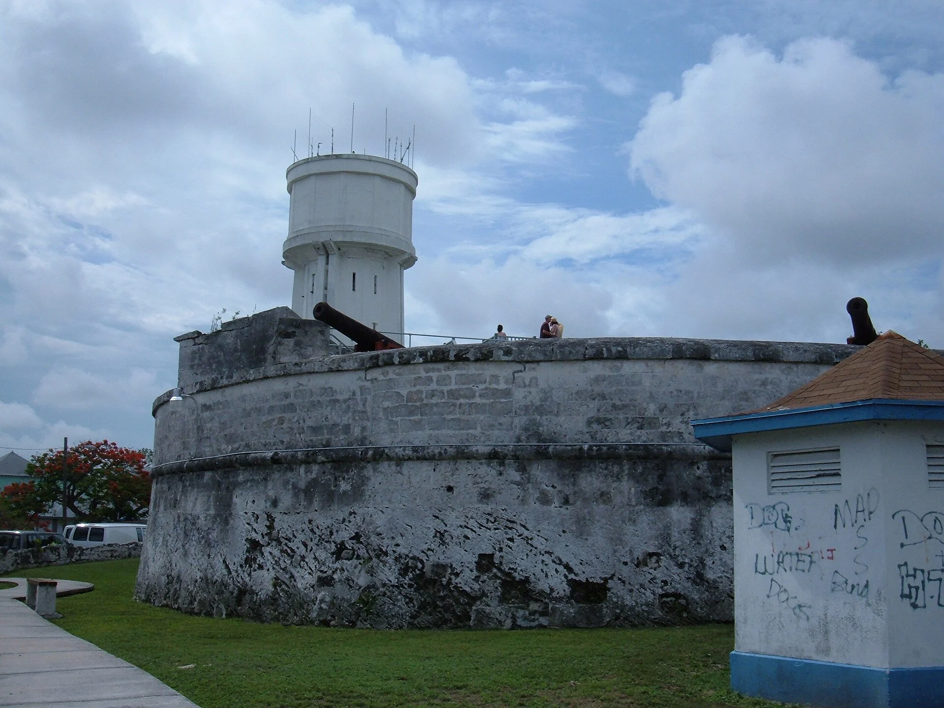 Fort Fincastle in Nassau mit Kanonen und dem Wasserturm dahinter