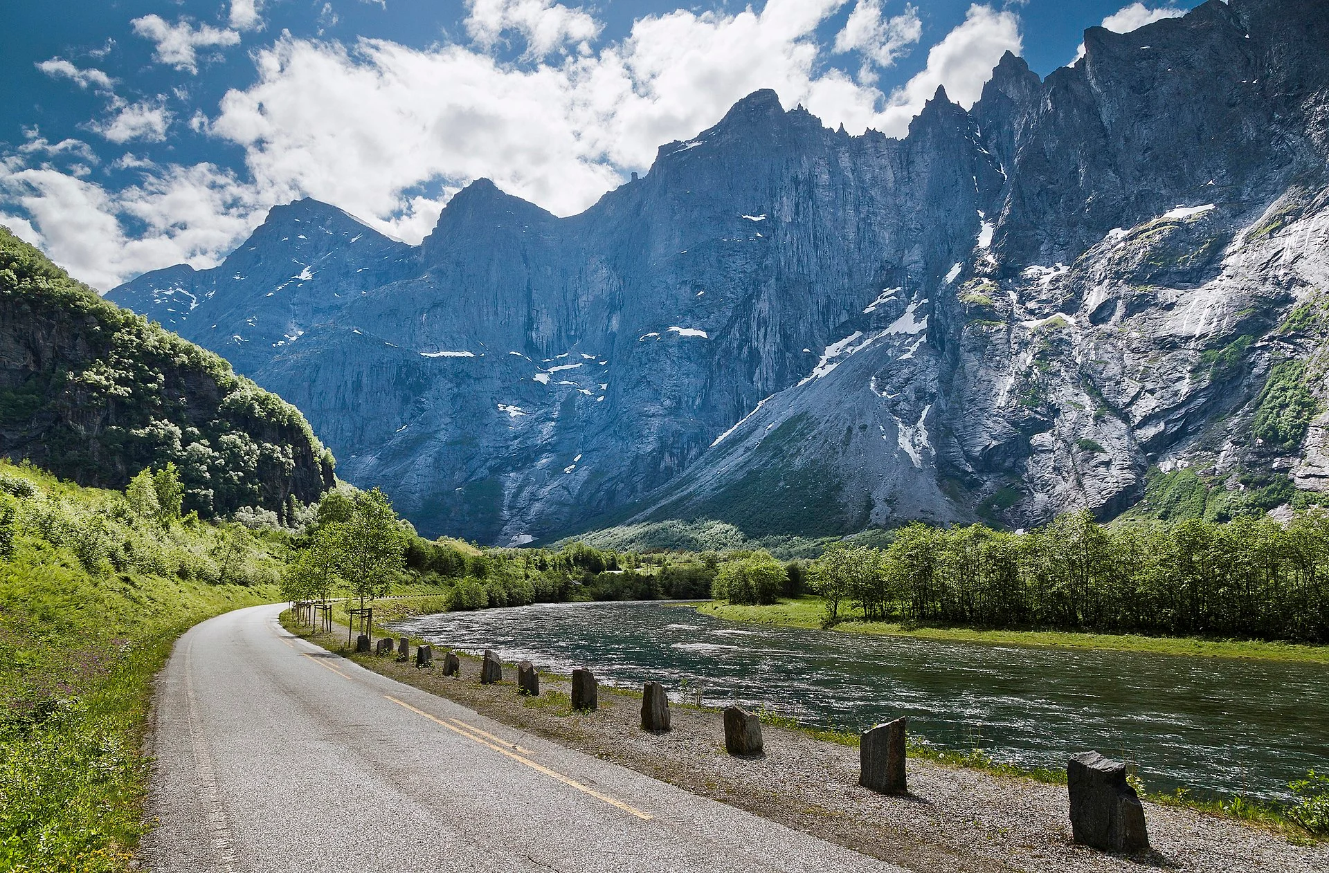 Blick von der Talstraße an der Rauma im Romsdalen auf die rund 1000 m hohe Steilwand Trollveggen südlich von Åndalsnes.