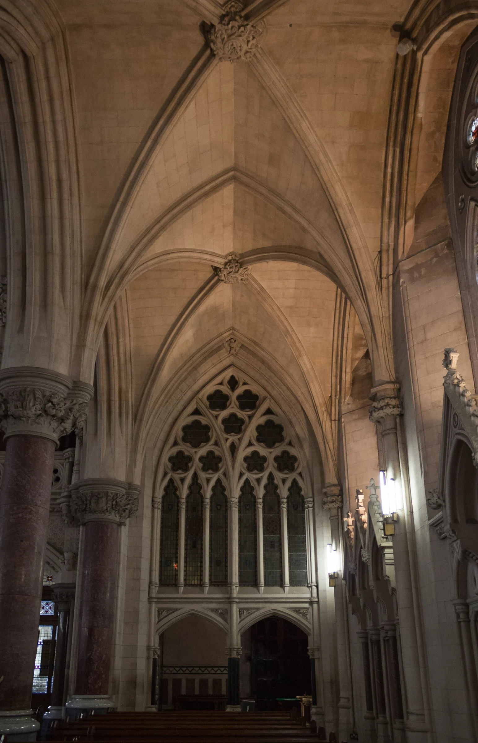 Nördliches Seitenschiff mit Rippengewölbe und Maßwerkfenster in der St. Colman's Cathedral in Cobh.
