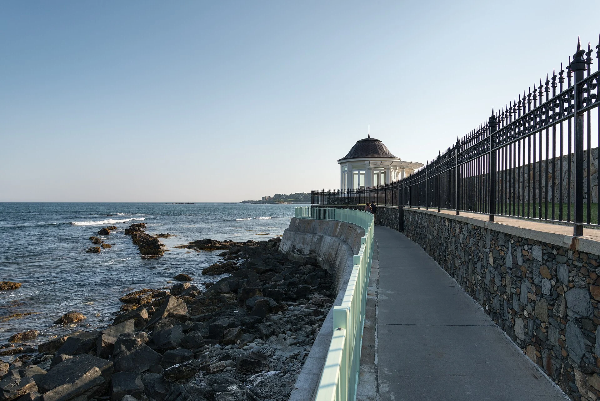 Der Cliff Walk in Newport zwischen Atlantik und den Grundstücken der Villen
