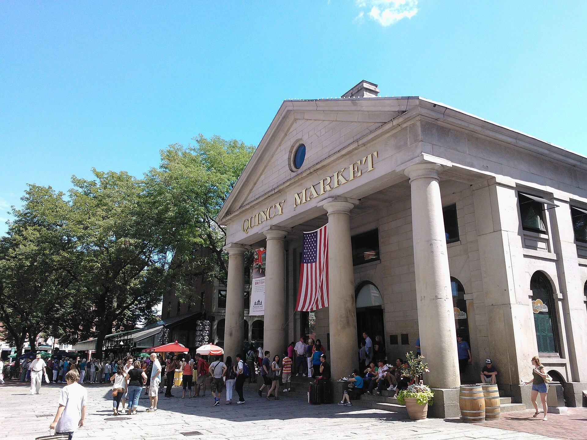 Der Quincy Market in Boston mit Besuchern vor der Säulenfront