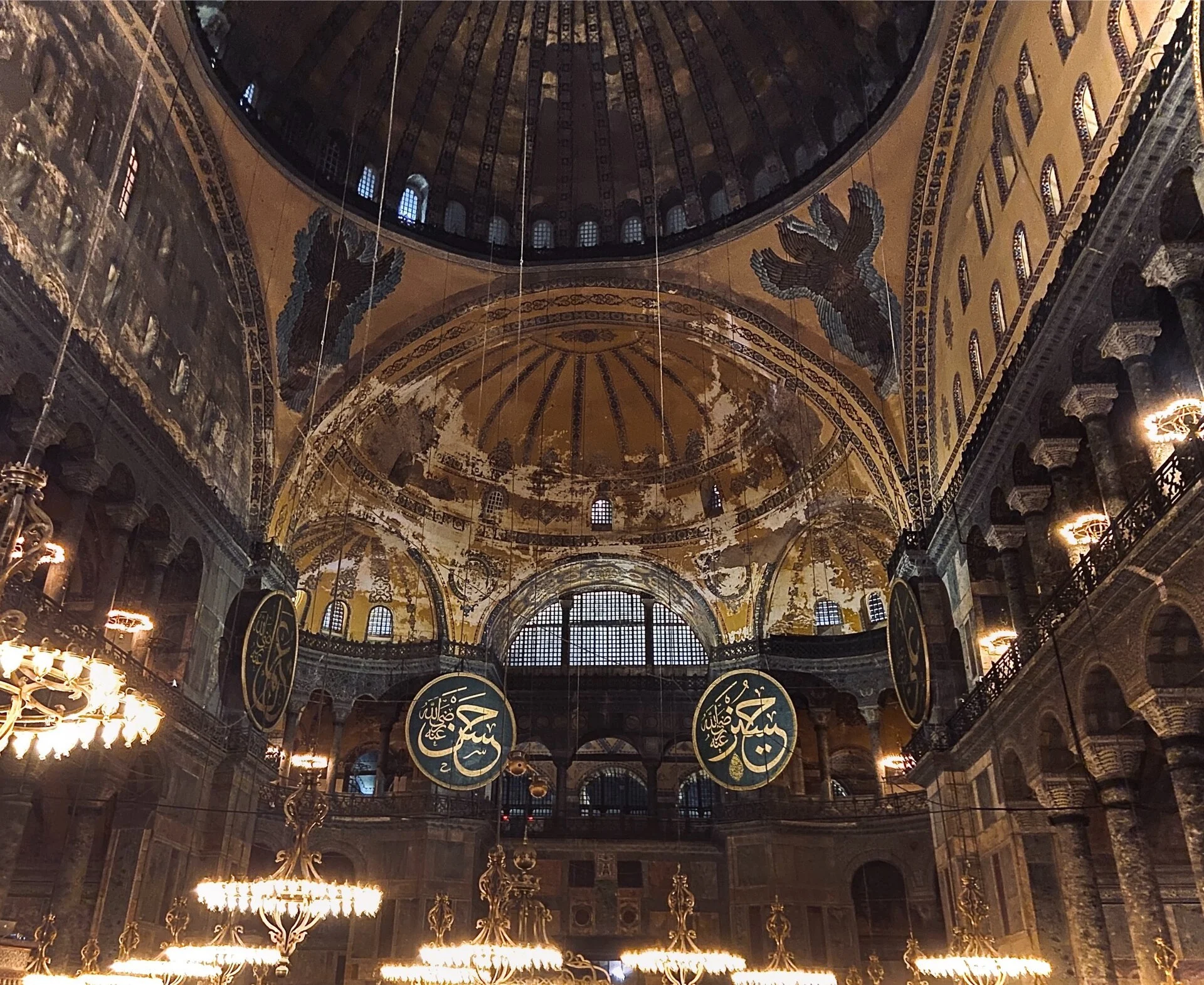 Der Innenraum der Hagia Sophia mit Kuppel, Mosaiken und den großen Kalligrafie-Medaillons