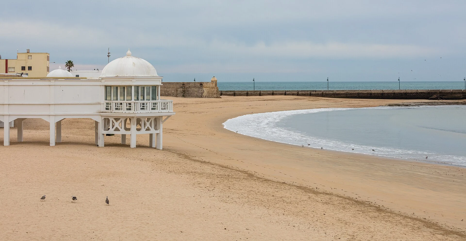 Das Badehaus auf Pfählen an der Playa de la Caleta in Cádiz