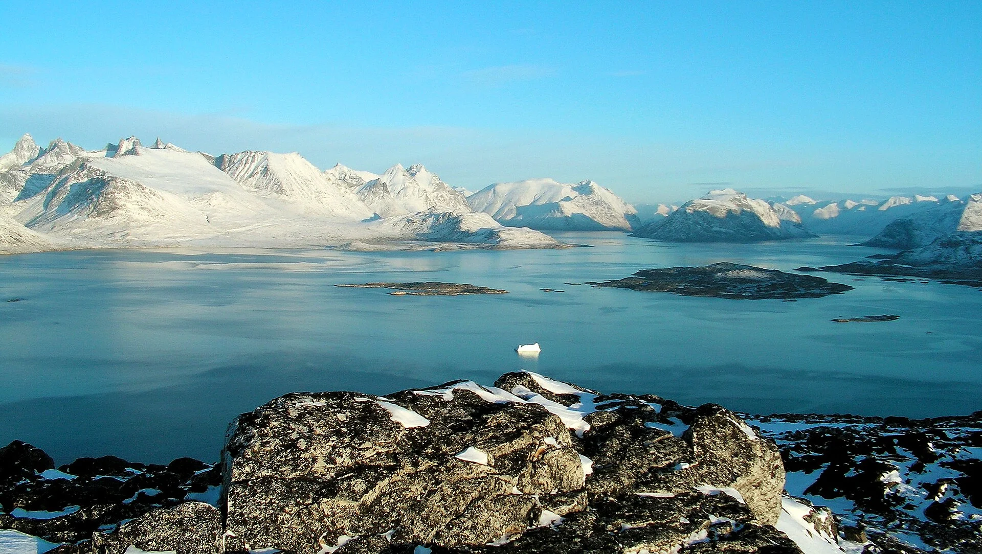 Blick über die Inselwelt Südgrönlands bei Nanortalik