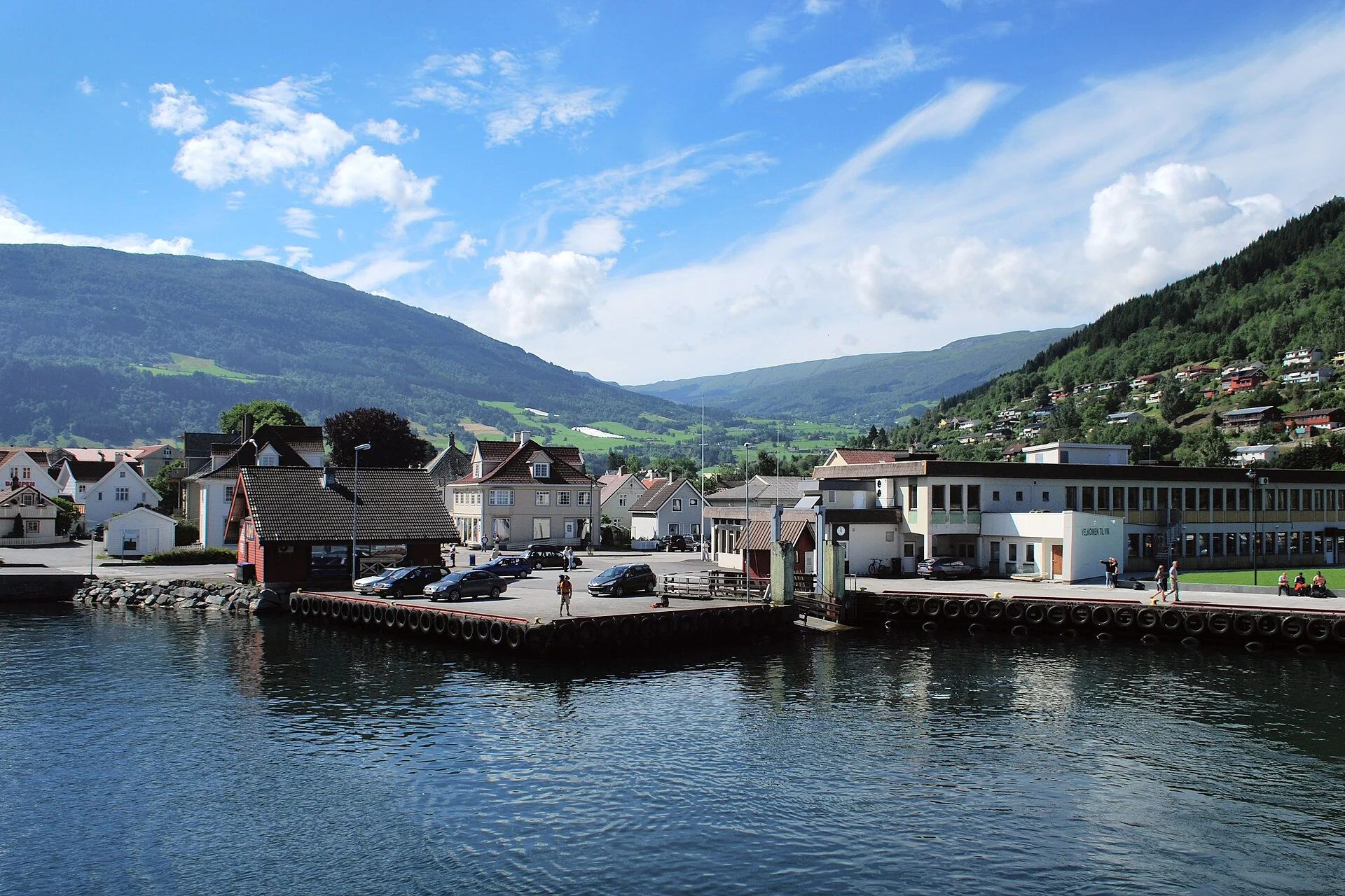 Der Kai und die Häuser von Vikøyri am Sognefjord