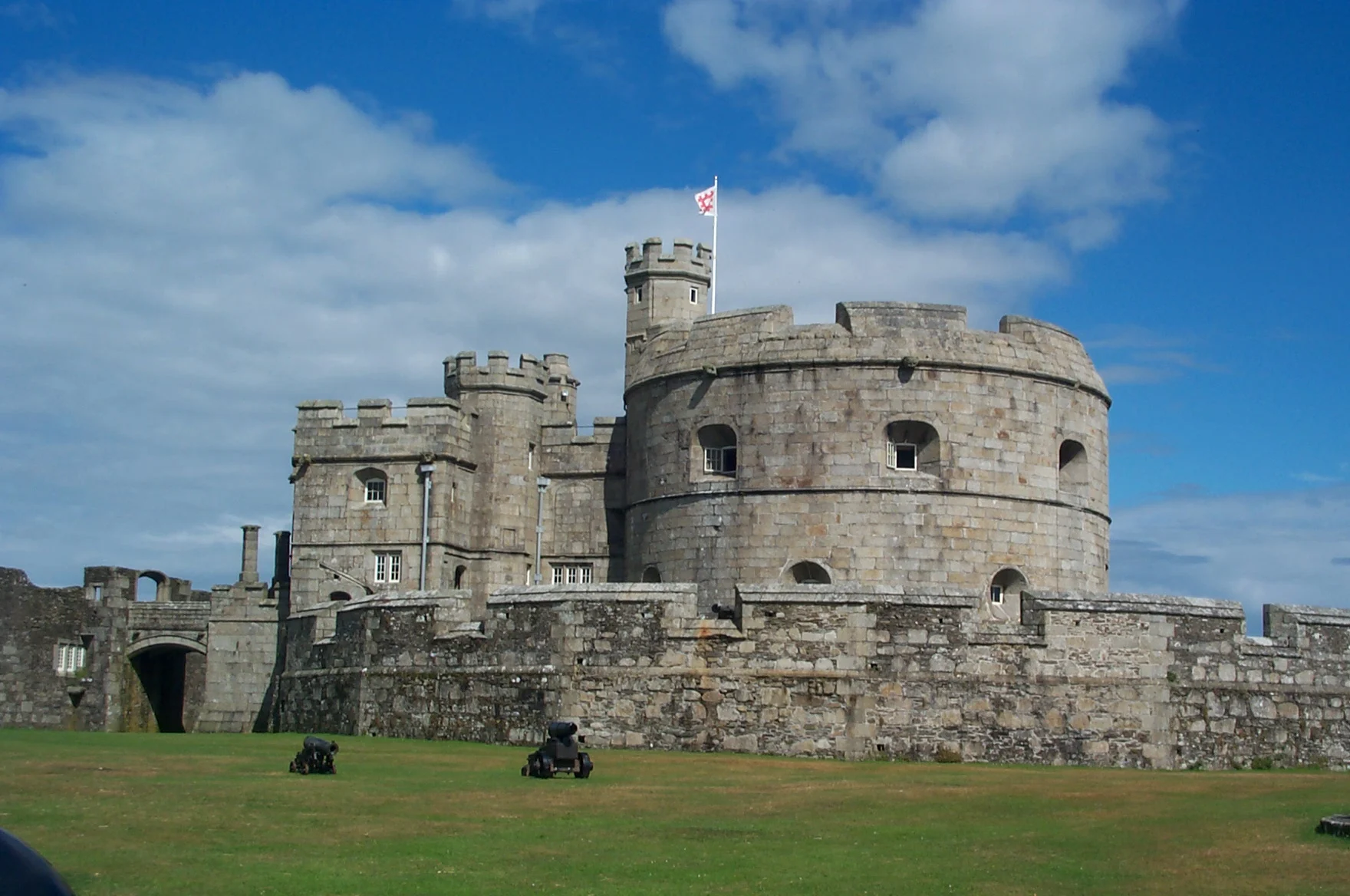 Der runde Kernturm von Pendennis Castle bei Falmouth mit vorgelagerter Wehrmauer und Kanonen, von Süden gesehen.