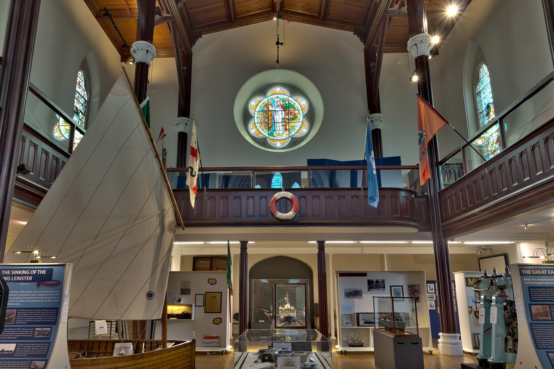 Innenraum der Mariners' Church in Dún Laoghaire mit Schiffsmodellen, Flaggen und Emporen des National Maritime Museum of Ireland.