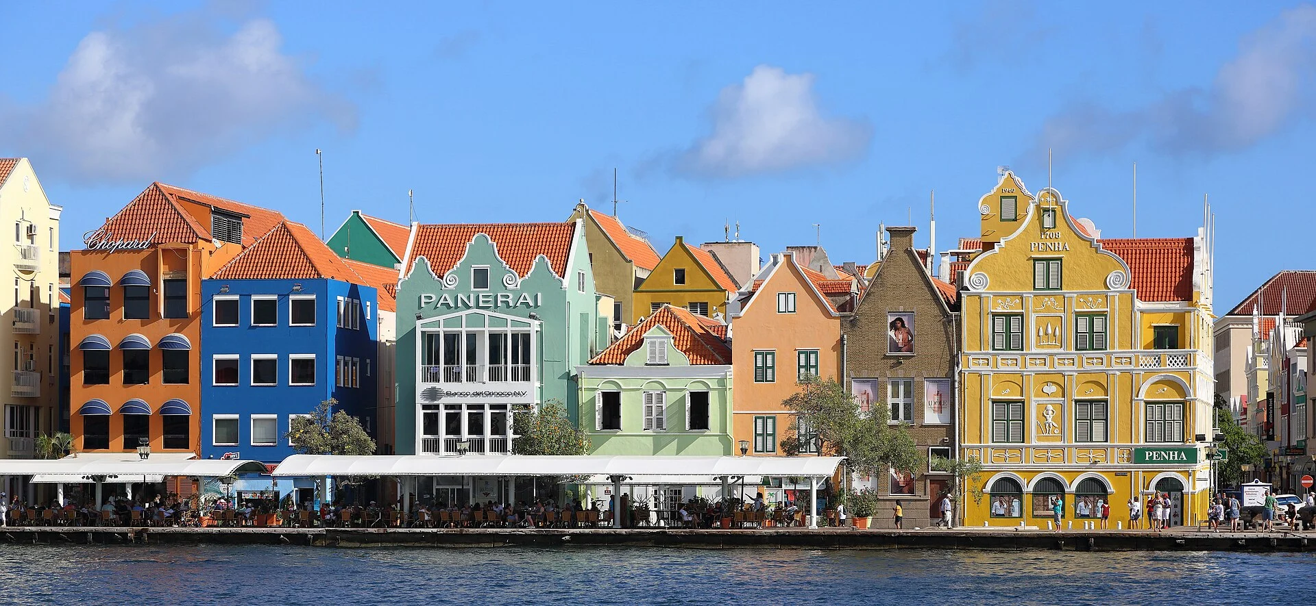 Die bunten Fassaden der Handelskade in Willemstad auf Curaçao, gesehen von der St.-Anna-Bucht