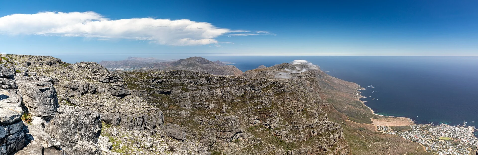 Das Plateau des Tafelbergs mit den Zwölf Aposteln und dem Atlantik