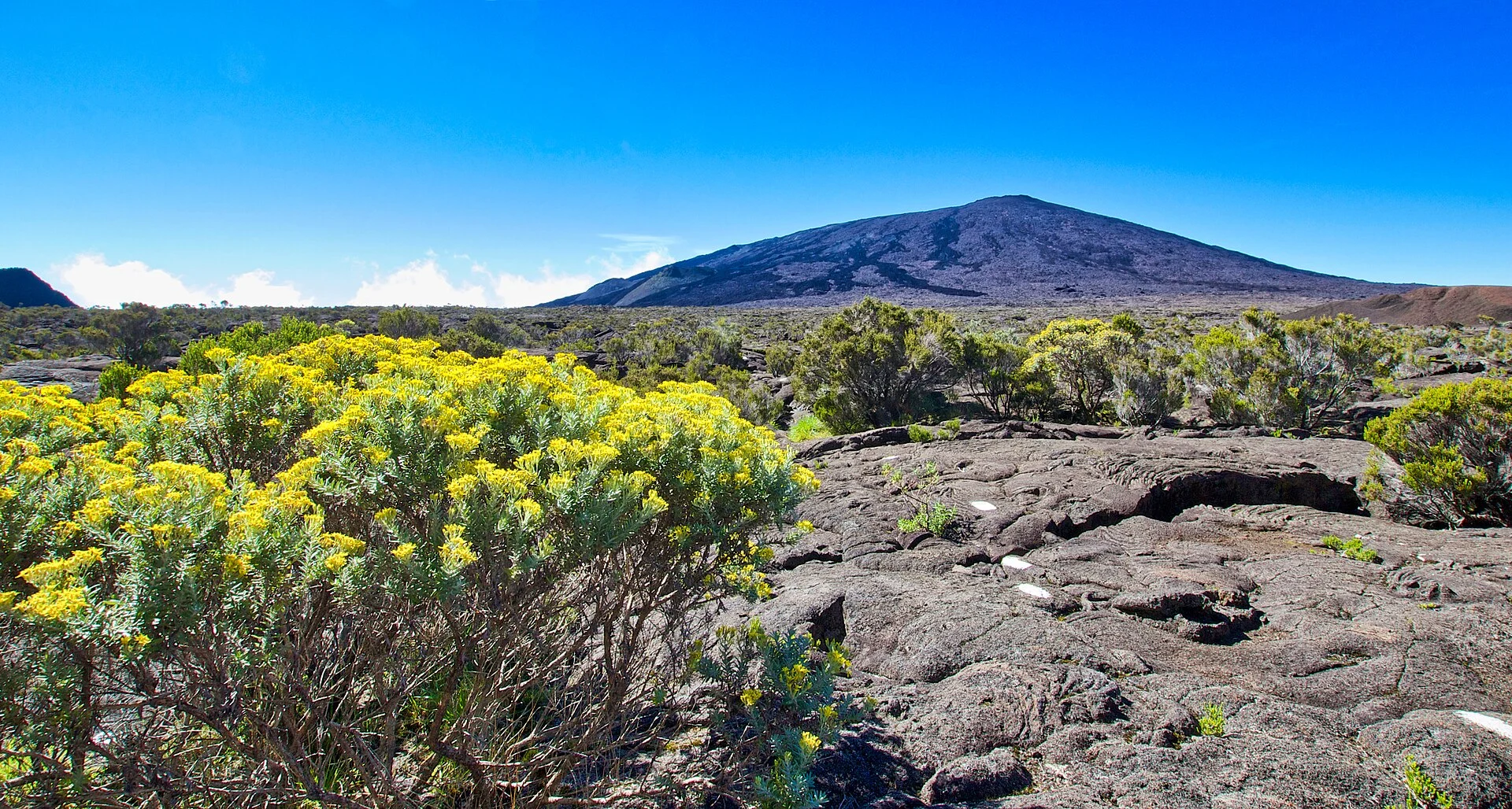 Der Vulkan Piton de la Fournaise über den erstarrten Lavafeldern