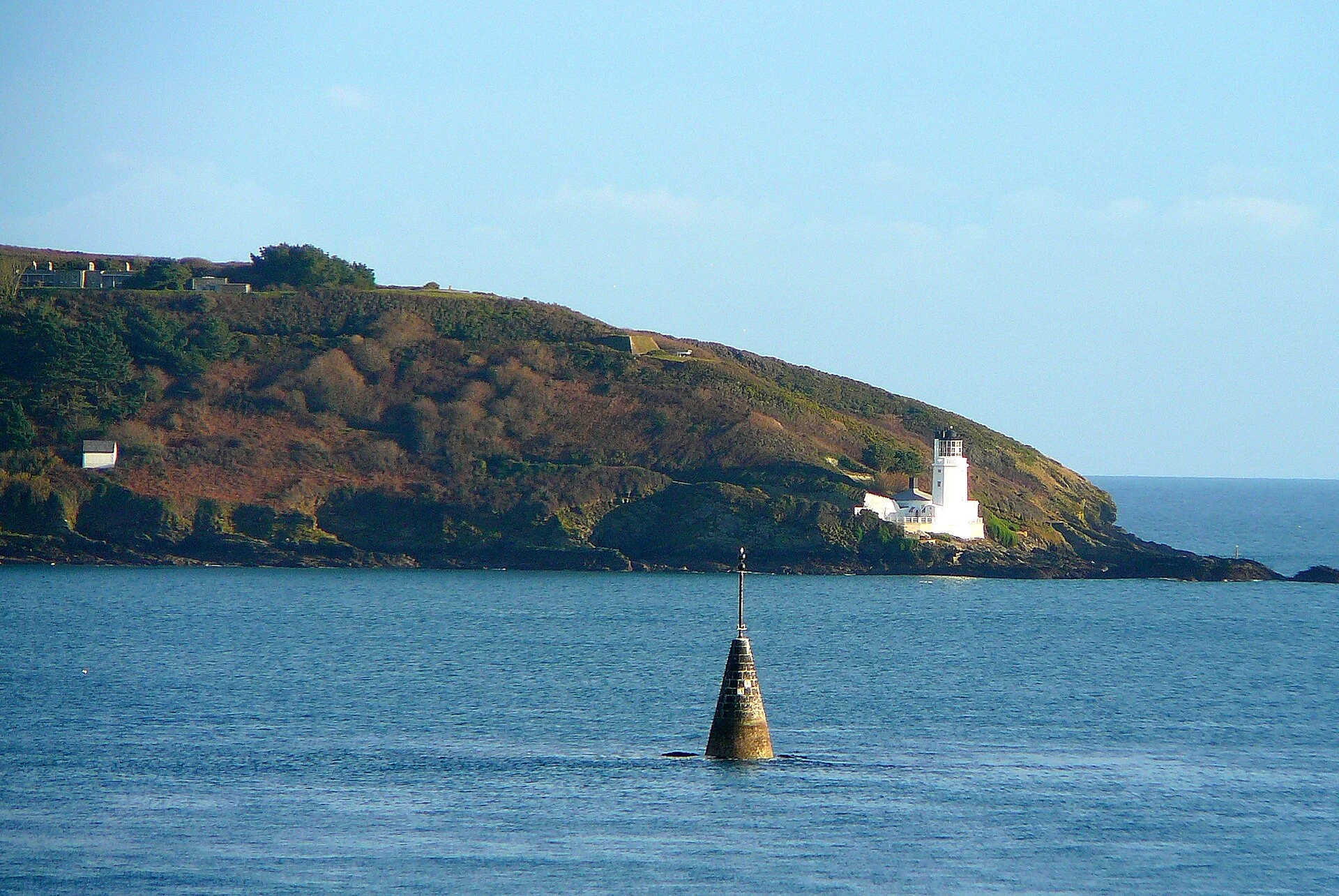Blick von Pendennis Point in Falmouth über die Hafeneinfahrt auf das Seezeichen Black Rock und den St.-Anthony-Leuchtturm auf der gegenüberliegenden Landzunge.
