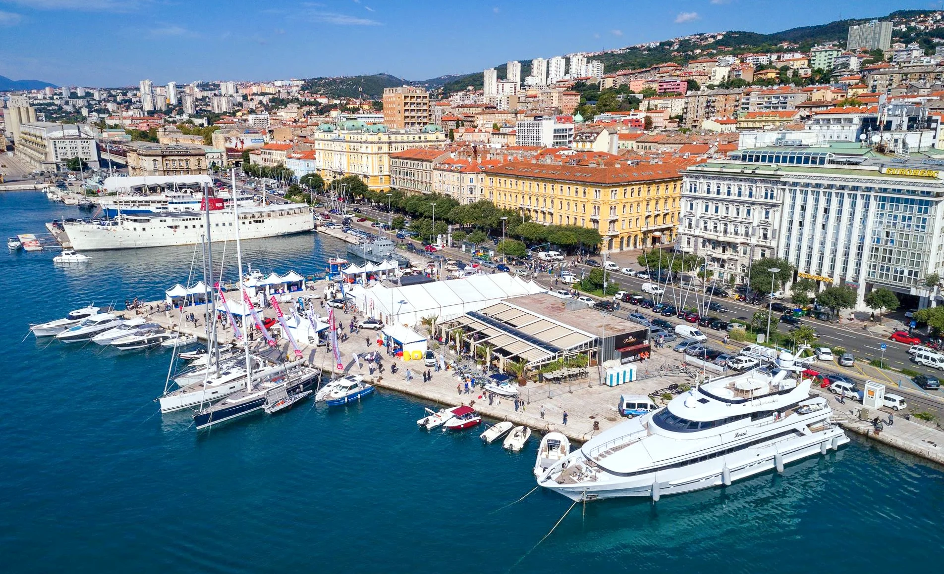 Der Hafen von Rijeka mit Yachten und der Stadt am Hang dahinter