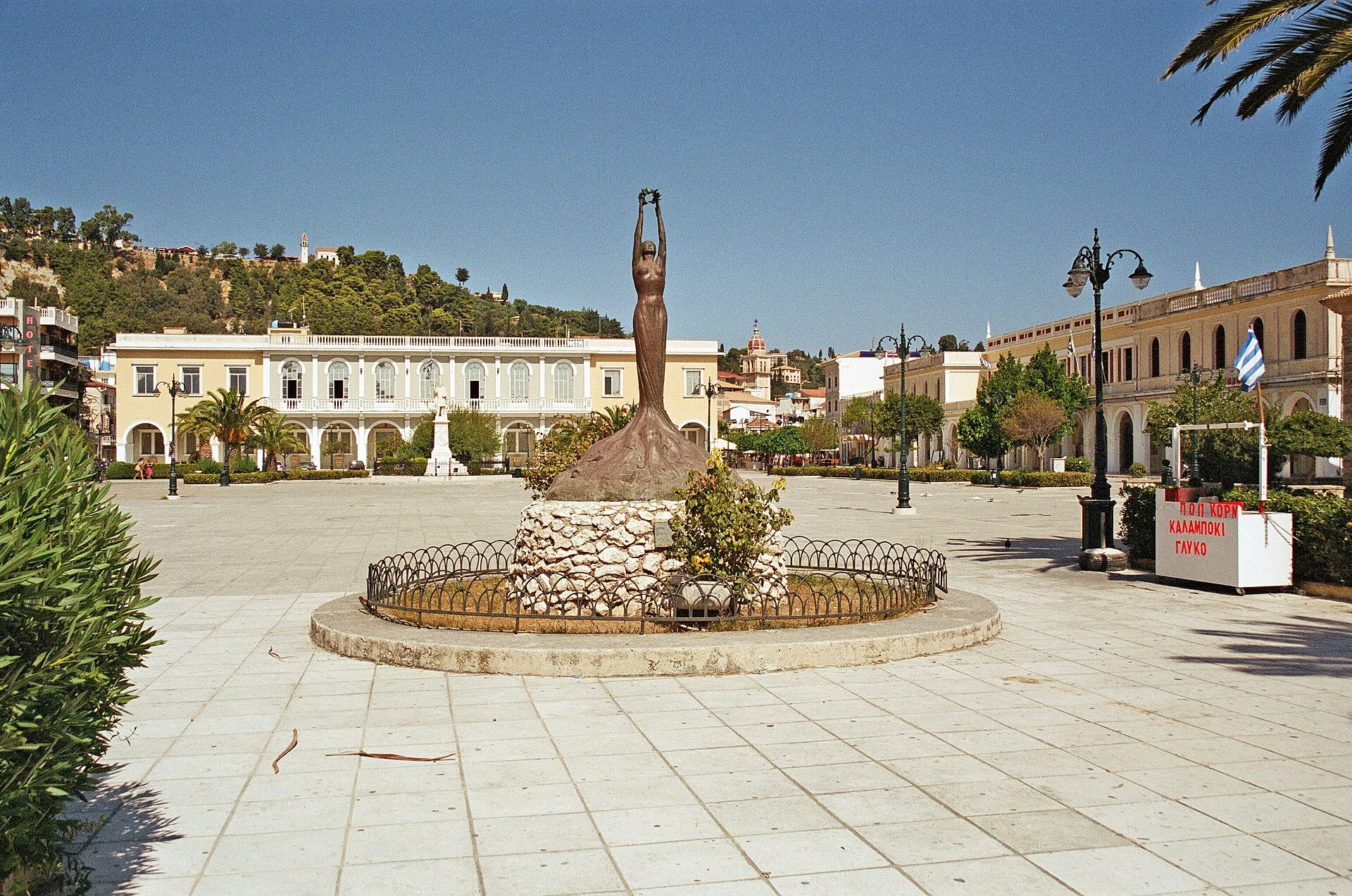 Der Solomos-Platz in Zakynthos-Stadt mit Denkmal und Museumsgebäude