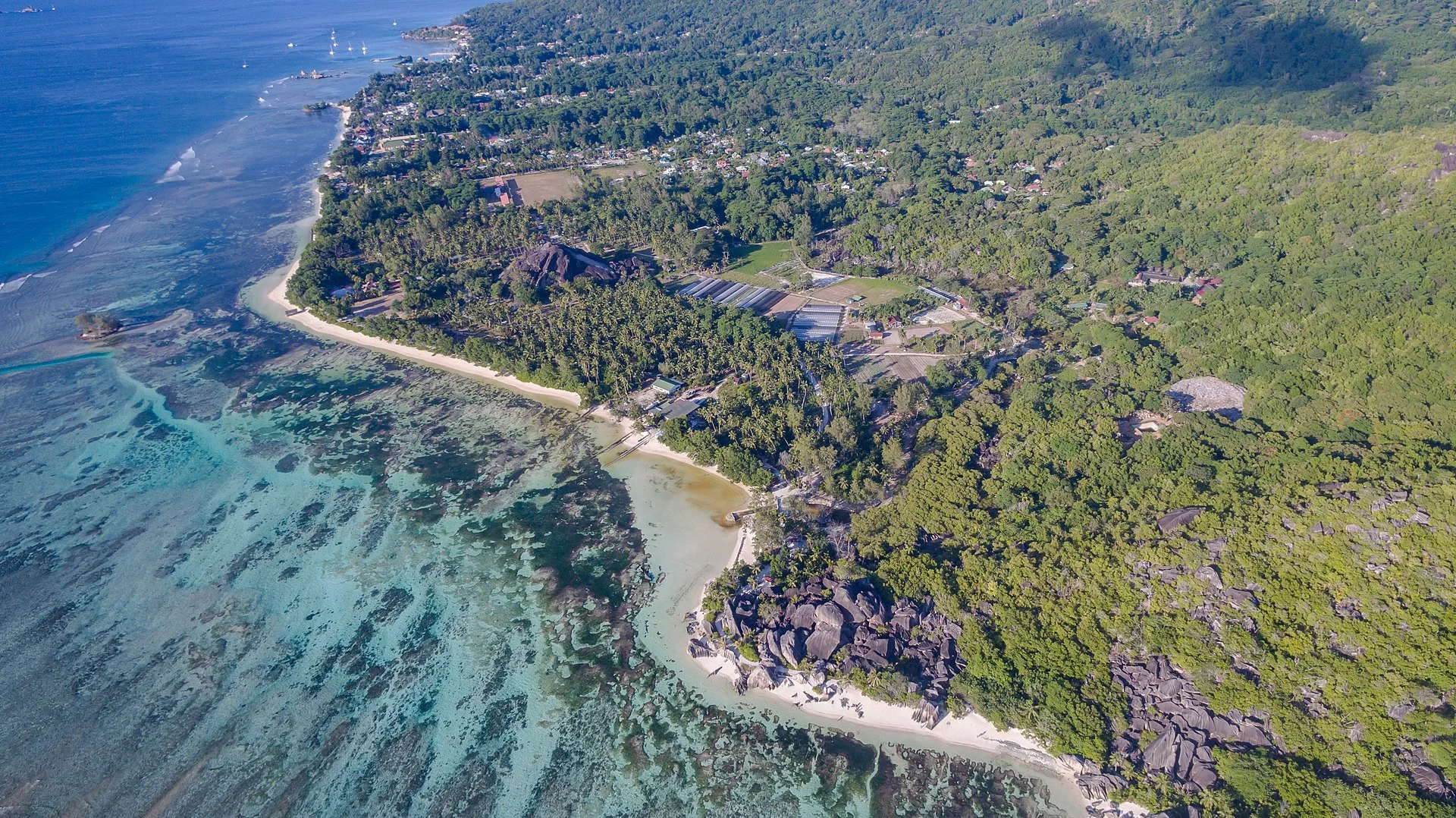 Luftbild von La Digue mit Küste und Riff
