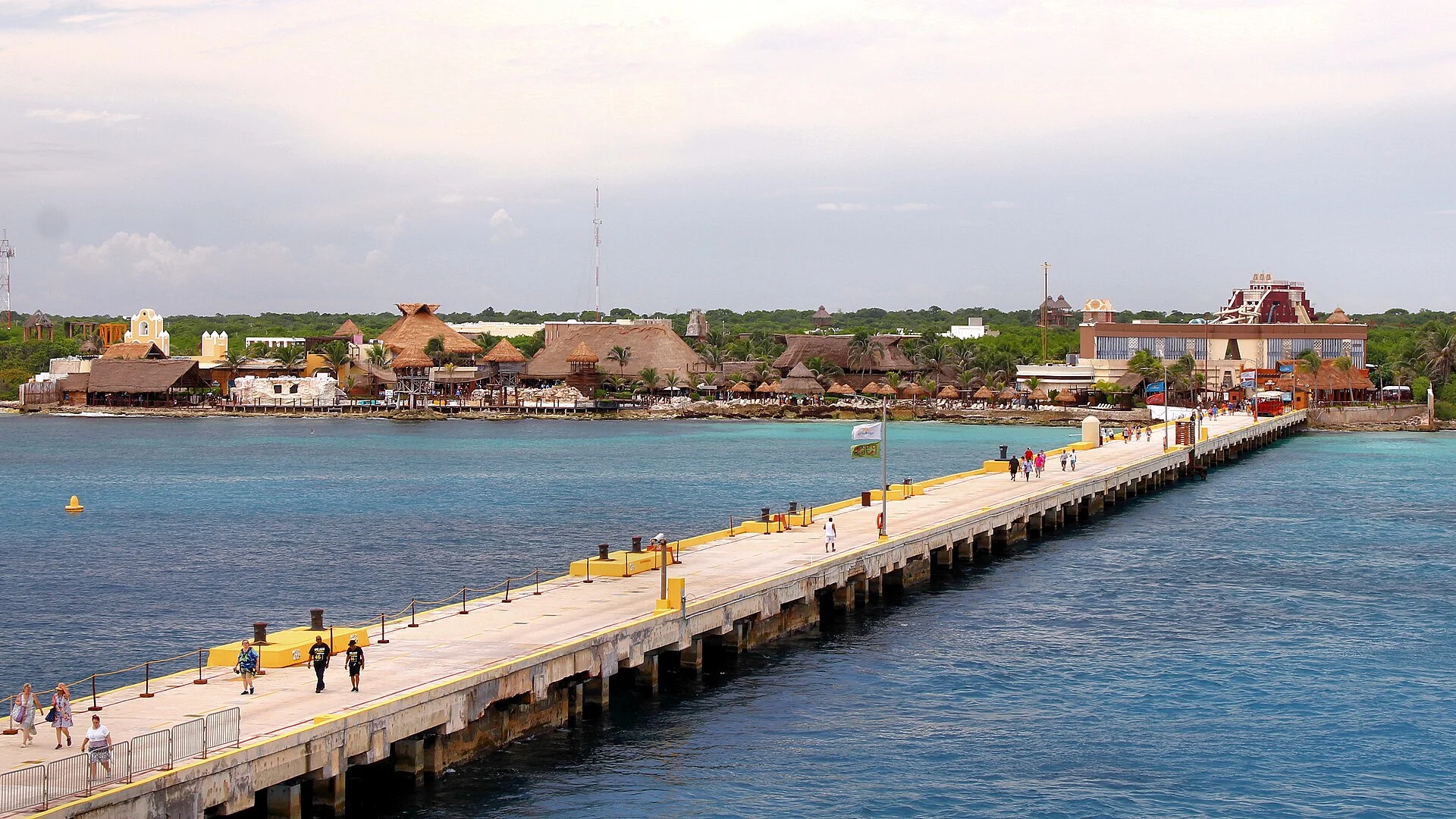 Der Pier von Puerta Costa Maya mit Blick auf die Hafenanlage