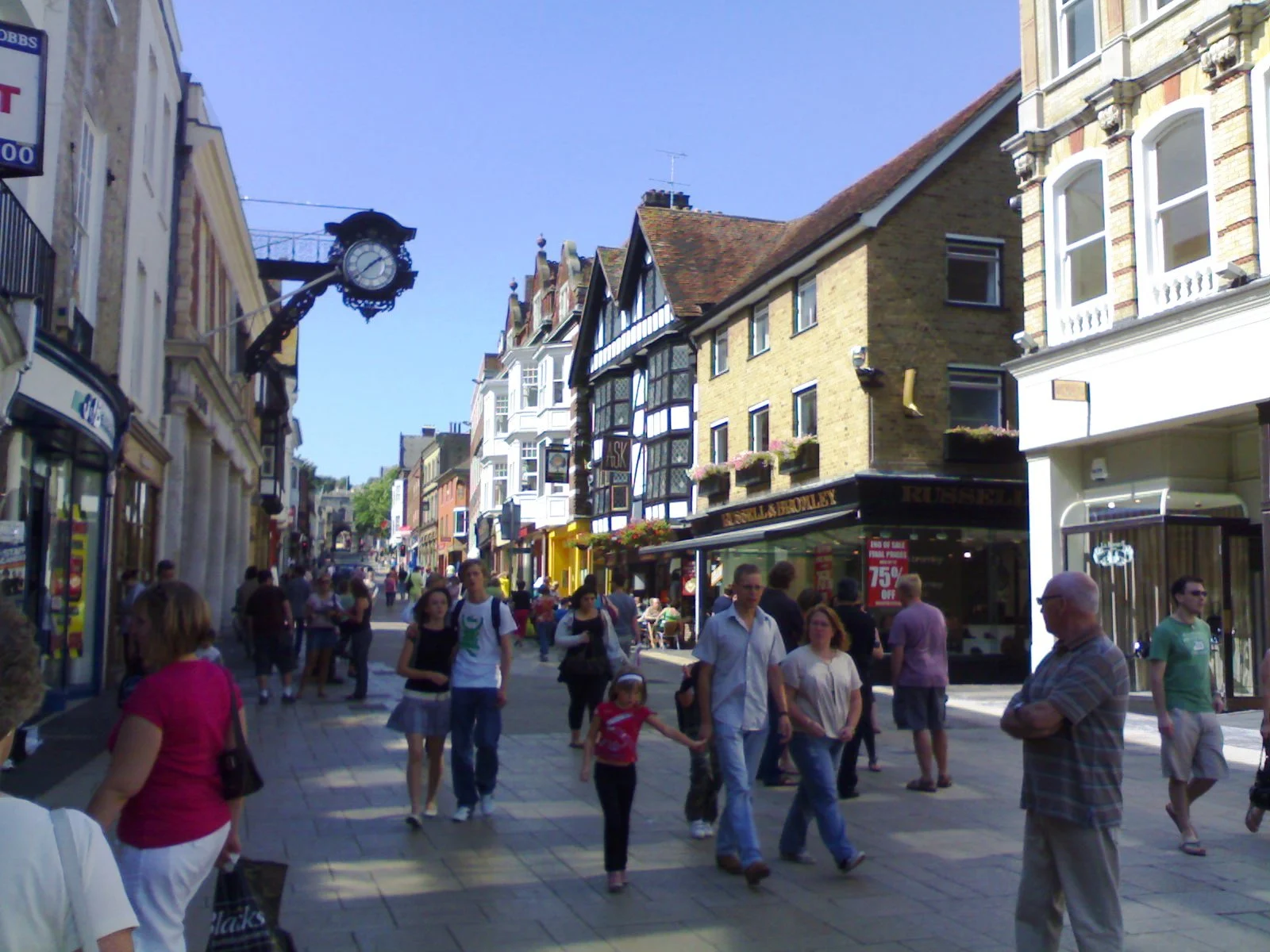Die High Street von Winchester mit der Uhr über der Straße