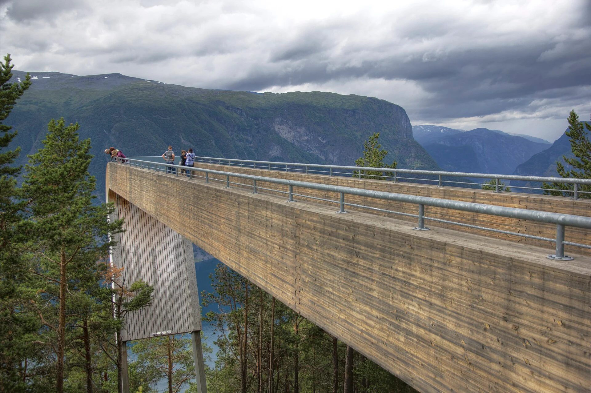 Die hölzerne Aussichtsplattform Stegastein ragt über dem Aurlandsfjord aus dem bewaldeten Hang heraus.