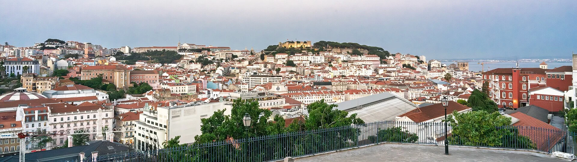 Panorama von Lissabon mit der Burg São Jorge über den Dächern