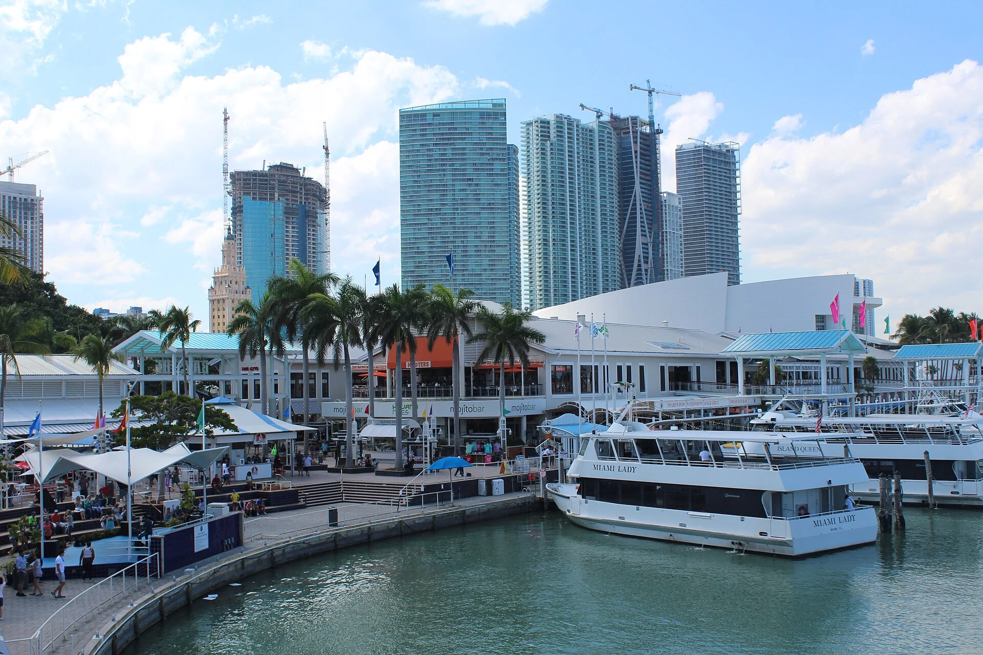 Der Bayside Marketplace am Wasser in Miami, dahinter die Skyline von Downtown
