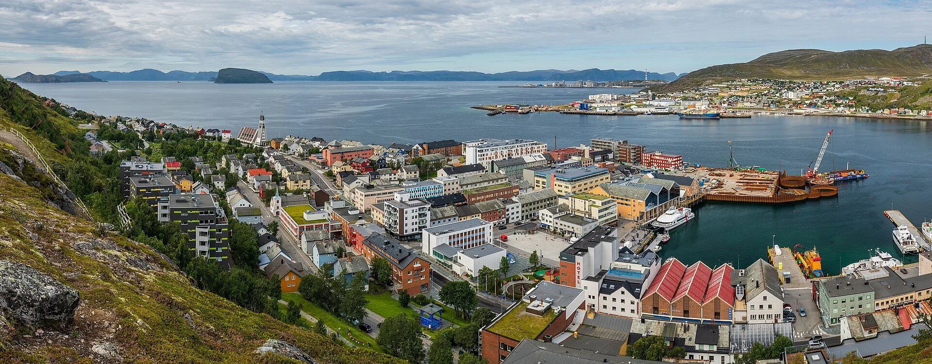 Aussicht vom Salen über Hammerfest mit Kirche, Innenstadt, Hafen und Fjord.