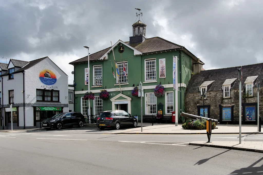 Das grün gestrichene Rathaus von Fishguard (Abergwaun) am Marktplatz, in dem die Last Invasion Tapestry Gallery untergebracht ist.