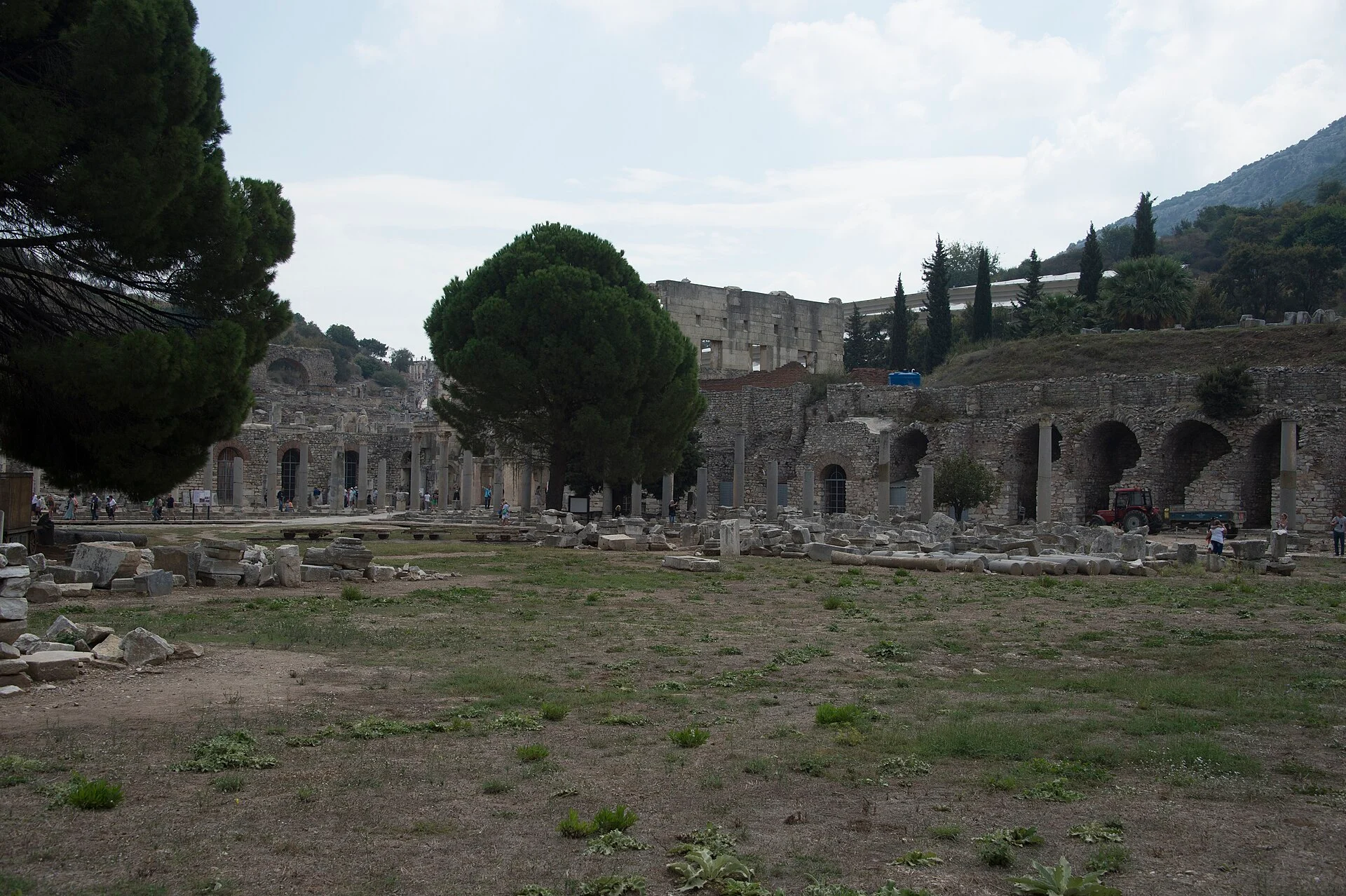 Weite Fläche der Tetragonos-Agora mit Säulenhallen und Gewölben in der antiken Stadt Ephesos.