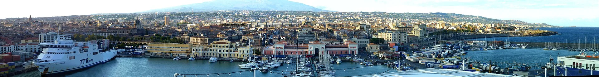 Der Hafen von Catania mit der Stadt, dahinter der Ätna