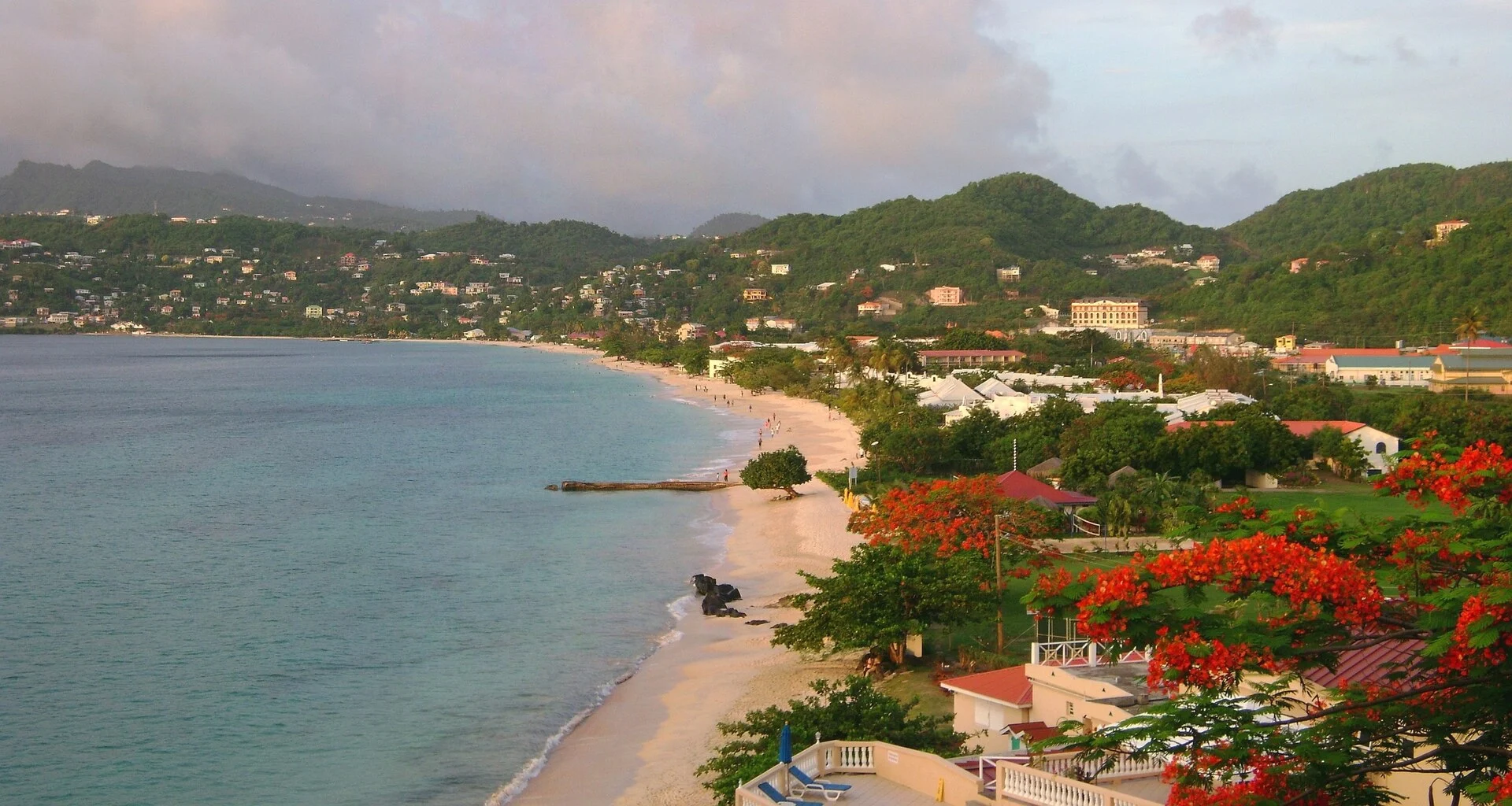 Der Grand Anse Beach auf Grenada mit drei Kilometern hellem Sand